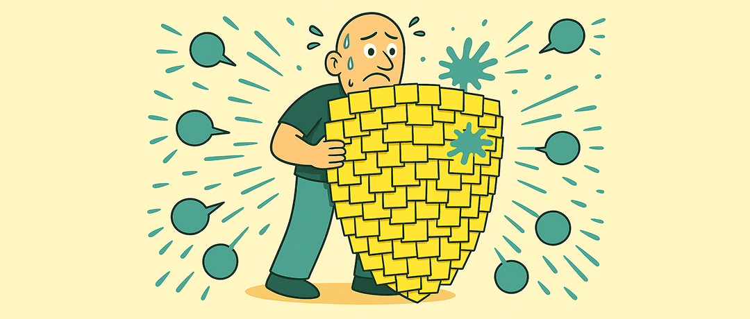 data-skjold-2025-full Mand står og beskytter sig med et skjold af data