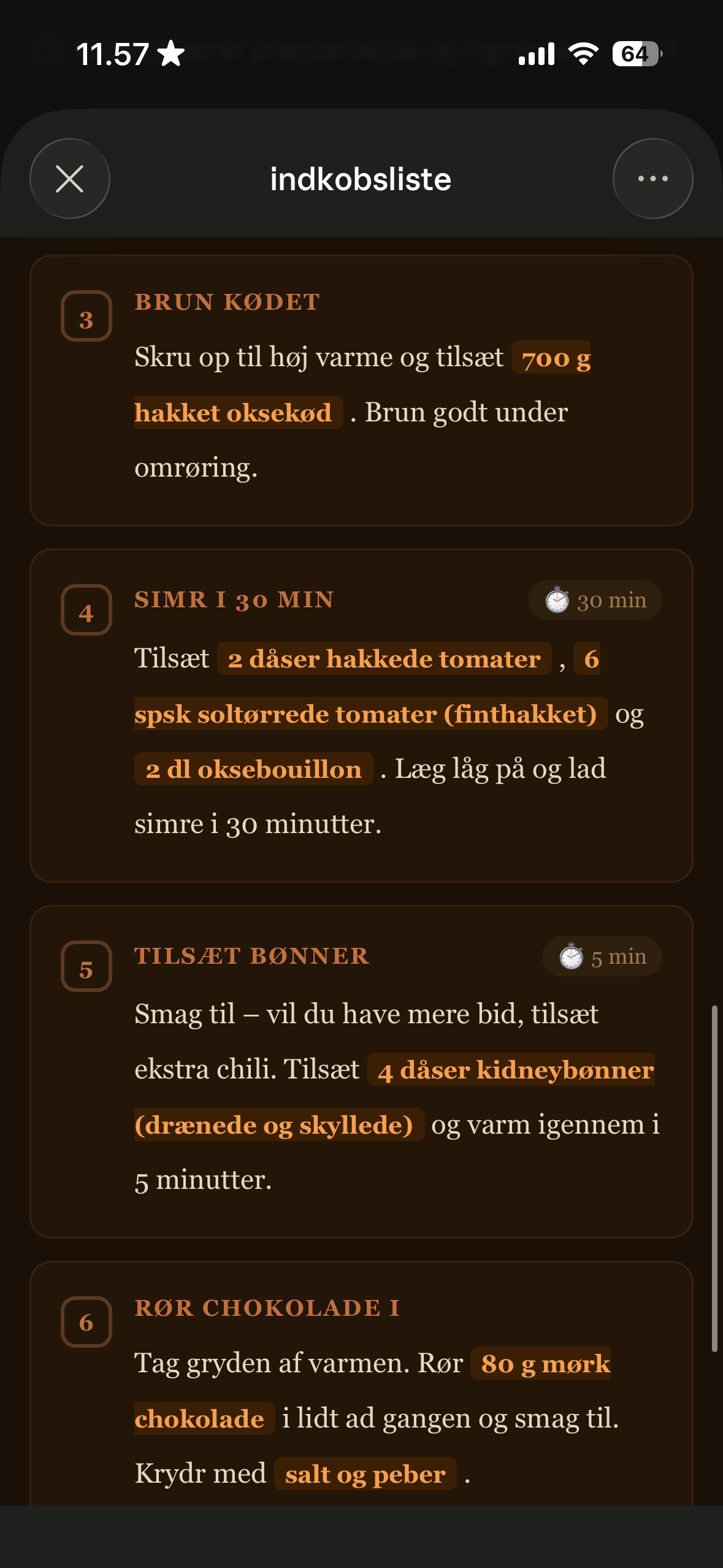 Opskrifttrin med ingredienser fremhævet inline og tidsmærker